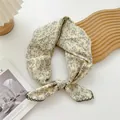 Weiches geblümtes Baumwoll-Halstuch mit eleganter dunkelgrüner Spitze im Retro-Stil - 68x68cm / Dichter Kleiner Zweig Gelb (DQ70)