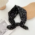 Eleganter schwarzer Baumwoll-Viereckschal mit Blumenmuster und weißem Spitzenbesatz - 68x68cm / Gepunktet Blumig Schwarz (DQ70)