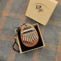 Tragbares 8-Tasten Mini-Kalimba Daumenklavier aus Massivholz in einer Geschenkbox - Wassertropfenform / 8 Töne / Naturholzfarbe