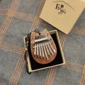Detail eines mini Katzen-Kalimba aus Massivholz mit 8 Tasten in einer Geschenkbox - Katzenohren Form / 8 Töne / Naturholzfarbe