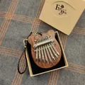 Detailansicht eines 8-Tasten Mini-Daumenklaviers Kalimba in einer Geschenkbox. - Bären-Stil / 8 Töne / Naturholzfarbe