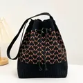 Détail d'un sac seau en tricot présentant un motif de cœur marron et un cordon - Motif de Cœur / Cœur Noir