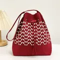 Vue détaillée du sac en tricot rouge avec motif cœurs blancs et fermeture à cordon - Motif de Cœur / Cœur Rouge