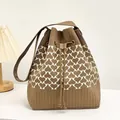 Détail d'un sac à bandoulière en tricot marron avec motif cœur et lampe de table - Motif de Cœur / Kaki