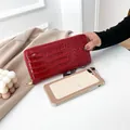 Élégant portefeuille long en similicuir rouge à motif crocodile pour femme, vue SKU - Rouge