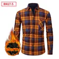 Camicia a quadri arancione da uomo con calda fodera in pile e pratico taschino frontale - S / Tops / Plaid Arancio Marrone Blu