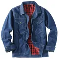 Blaue Denim-Truckerjacke für Herren mit warmem rot-kariertem Flanellfutter, klassisch. - S / Oberteile / Dunkelblau