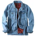Klassische blaue Herren-Jeansjacke mit warmem, rot-schwarz kariertem Flanellfutter - S / Oberteile / Hellblau