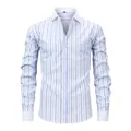 Camicia uomo collo Windsor, maniche lunghe, righe blu e polsini bianchi. - S / Tops / Sfondo Bianco a Righe Blu