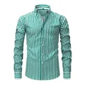 Chemise décontractée pour hommes à rayures verticales vertes et blanches, coupe ajustée - S / Hauts / Rayures Verticales Vert et Blanc (YZ-03)