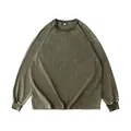 Detailansicht eines olivgrünen Langarm-T-Shirts aus Baumwolle im Vintage-Wasch-Look. - M / Oberteile / Verwaschenes Armeegrün