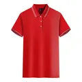 Polo en coton mercerisé rouge avec col et poignets à rayures blanches élégantes - S / Hauts / Rouge