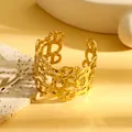Detail van een gouden roestvrijstalen manchetarmband met holle geometrische schakels. - Brede Ankerketting Varkensneus Holle Stijl (S852) / Goud