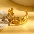 Detailweergave van de gehamerde gouden afwerking van deze retro bloemen roestvrijstalen armband - Onregelmatige Bloem Gehamerde Textuur Stijl (S853) / Goud