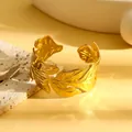 Detailopname van de vintage goudkleurige roestvrijstalen bladarmband - Onregelmatige Geometrische Bladvorming Stijl (S855) / Goud