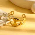 Detailopname van een gouden roestvrijstalen armband met een geometrisch hol design - Geometrische Holle Kettingelement Stijl (S836) / Goud