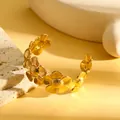Detailweergave van de bloementextuur op een gouden roestvrijstalen manchetarmband retro - 3D Reliëf Kleine Bloem Verbinding Stijl (S837) / Goud