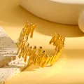 Macro-opname van de onregelmatige goudkleurige smeltextuur op een stalen armband - Vloeiende Vloeistof Onregelmatige Holle Stijl (S838) / Goud