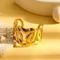 Detailweergave van een vintage gouden chunky manchetarmband met geometrische patronen. - Brede Onregelmatige Holle Krachtstijl (S850) / Goud