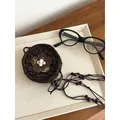 Mini bolso bandolera bohemio de cáscara de coco marrón oscuro con diseño de flor artesanal - Estilo Flor Grande Marrón / Café