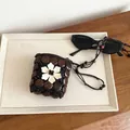 Mini bolso bandolera bohemio hecho a mano de cáscara de coco con una flor blanca - Estilo de Flor Grande Blanca / Blanco
