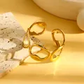 Detailopname van minimalistische gouden roestvrijstalen armband met geometrische holle vormen - Onregelmatige Artistieke Geometrische Holle Stijl (S833) / Goud