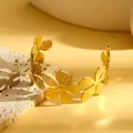Detailweergave van een vintage gouden roestvrijstalen armband met een bloemmotief. - Vijfbladige Bloem Radioactief Patroon Stijl (S835) / Goud