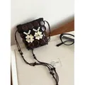 Bolso bandolera mini bohemio de cáscara de coco con flores de madera y perlas - Estilo Doble Flor Blanca / Blanco