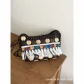 Mini bolso bandolera bohemio con adornos de coco de colores y borlas blancas. - Bolso para Teléfono con Borlas Marrón (19x12cm) / 19x12cm / Café