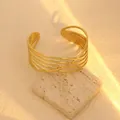 Minimalistische geometrische holle armband van roestvrij staal in gepolijst goud - Multi-Layer Metal Cross Wrap Holle Stijl (S1034) / Goud