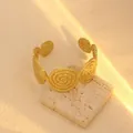 Vintage goudkleurige roestvrijstalen open manchetarmband met een uniek spiraalpatroon - Continue Spiraalvormige Ronde Module Holle Stijl (S1033) / Goud