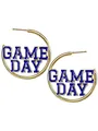 Detalle de las letras Game Day en esmalte azul en pendientes de aro dorados en C - Letras Azules