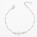 Vue détaillée d'un bracelet en acier titane avec perles en émail blanc et croix - Bracelet / 17+5 / Argent avec Perles Blanches
