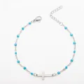 Gros plan d'un bracelet croix en acier inoxydable avec des perles en émail turquoise - Acier + Bleu lac / Bracelet 17+5cm