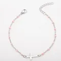 Vue détaillée d'un bracelet en acier inoxydable argenté avec perles roses et une croix - Acier + Rose Clair / Bracelet 17+5cm