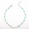 Gros plan d'un bracelet en acier inoxydable avec perles en émail vert et croix - Acier + Vert / Bracelet 17+5cm