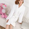 Weicher weißer Flanell-Bademantel mit Revers und verstellbarem Bindegürtel für Damen - M / Oberteile / Weiß