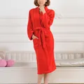 Roter Flanell-Bademantel für Damen mit Schalkragen und einem verstellbaren Gürtel - M / Oberteile / Rot