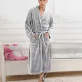 Grauer Flanell-Bademantel für Herren mit Bindegürtel und Reverskragen, plüschig - M / Oberteile / Grau