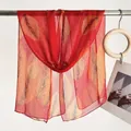 Sciarpa lunga rossa leggera con eleganti stampe di foglie per la protezione solare. - Foglia Grande Rossa / 160