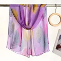 Elegante sciarpa lunga in seta viola con stampa di foglie per protezione solare. - Foglia Grande Viola / 160