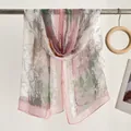 Elegante scialle da spiaggia lungo in seta leggera con stampa floreale di loto rosa - 160cm / Foresta Nebbiosa Rosa Verde