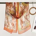 Elegante sciarpa lunga in seta da donna con stampa artistica astratta e leggera - 160cm / Foresta Nebbiosa Arancione