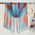 Elegante sciarpa leggera in seta blu con stampa di foglie rosse per protezione solare - 160cm / Foglia Grande Blu
