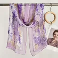 Elegante sciarpa lunga leggera a fiori viola per la protezione solare estiva al mare - 160cm / Foresta Nebbiosa Viola