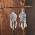 Pendientes étnicos de plata con forma de hoja y borlas en una rama de madera natural - E5857-4