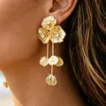 Boucles d'oreilles pendantes fleurs dorées avec pétales détaillés et pierres blanches - Boucles d'oreilles à pampilles en strass fleurs superposées dorées