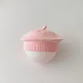 Minimalistische zachtroze gebreide baby baret met comfortabele geribbelde rand - Speen Roze