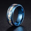 Impresionante anillo de acero azul con un intrincado patrón de dragón dorado, banda de 8 mm - Talla 7 / Azul Base Azul Dragón Dorado