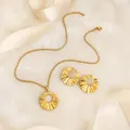 Elegante conjunto de joyas doradas con collar y pendientes de diseño plisado único - E6171-3